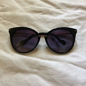 Black oversized Jessica Simpson sunglasses